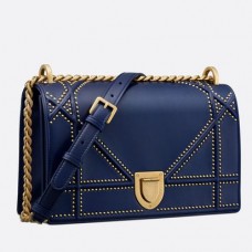 Bolso Dior Diorama en piel de cordero azul con tachuelas.