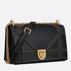 Bolso Diorama de Dior en piel de cordero negra con tachuelas. Bolso Diorama de Dior en piel de cordero negra con tachuelas.