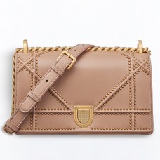 Bolso Diorama de Dior en piel de cordero color poudre con tachuelas.