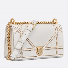 Bolso Dior Diorama en piel de cordero blanca con tachuelas.