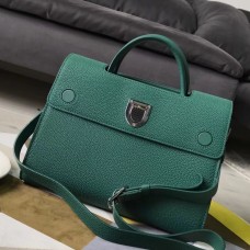 Bolso tote Dior Diorever de Dior en piel de becerro verde.