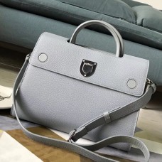 Bolso tote Dior Diorever de Dior en piel de becerro gris claro.