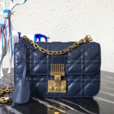 Bolso pequeño Dioraddict de Dior con solapa en piel de cordero azul.