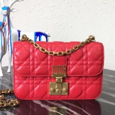 Bolso pequeño Dioraddict de Dior con solapa en piel de cordero color cereza.