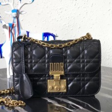Bolso pequeño Dioraddict de Dior con solapa en piel de cordero negra.