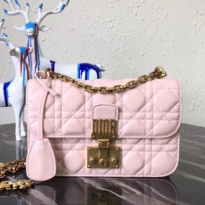 Bolso pequeño Dioraddict de Dior con solapa en piel de cordero rosa.