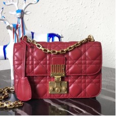 Bolso pequeño Dioraddict de Dior con solapa en piel de cordero roja.