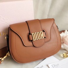Bolso bandolera Dior D-Fence en piel de becerro marrón.