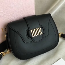 Bolso bandolera Dior D-Fence en piel de becerro negra.
