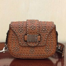 Bolso bandolera Dior D-Fence en piel de becerro marrón con tachuelas.