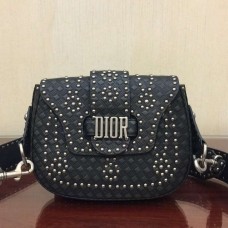 Bolso bandolera Dior D-Fence en piel de becerro negra con tachuelas.
