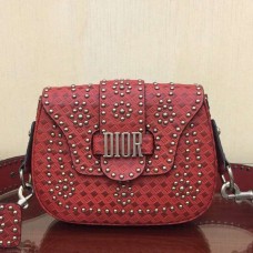 Bolso bandolera Dior D-Fence en piel de becerro roja con tachuelas.