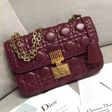 Bolso Dior Dioraddict con solapa en piel de cordero burdeos.