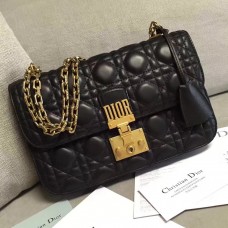 Bolso Dior Dioraddict con solapa en piel de cordero negra.