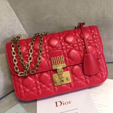 Bolso Dior Dioraddict con solapa en piel de cordero roja.