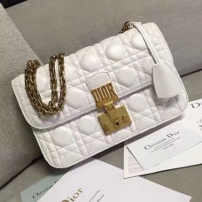 Bolso Dior Dioraddict con solapa en piel de cordero blanca.