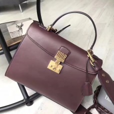Bolso tote Dior DiorAddict de piel de becerro color burdeos.