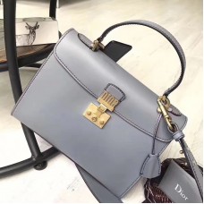 Bolso tote Dior DiorAddict de Dior en piel de becerro azul claro.