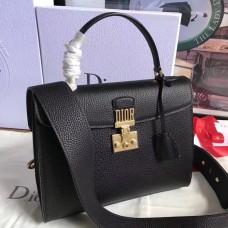 Bolso tote Dior DiorAddict de Dior en piel granulada negra.