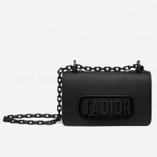 Bolso mini J'Adior de Dior en piel de becerro negra ultramate.