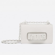 Bolso mini J'Adior de Dior en piel de becerro blanca ultramate.