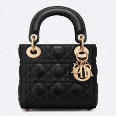 Bolso mini Lady Dior de piel de cordero negra de Dior con cadena. Bolso mini Lady Dior de piel de cordero negra de Dior con cadena.