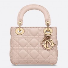 Bolso mini Lady Dior de piel de cordero color polvo de Dior con cadena.