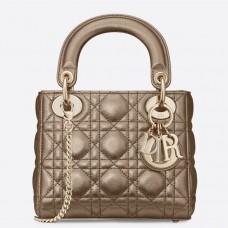 Bolso Dior Lady Dior Mini Chain en piel de becerro metalizada dorada