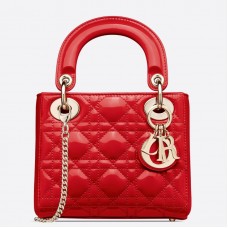 Bolso mini con cadena Lady Dior de Dior en piel charol color cereza.