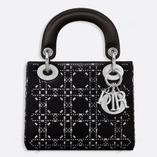 Bolso Dior Mini Lady Dior de satén con pedrería y cadena.