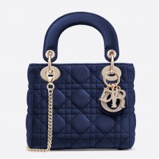 Bolso mini Lady Dior de terciopelo azul de Dior con cadena. Bolso mini Lady Dior de terciopelo azul de Dior con cadena.