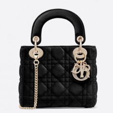 Bolso mini Lady Dior de terciopelo negro de Dior con cadena. Bolso mini Lady Dior de terciopelo negro de Dior con cadena.