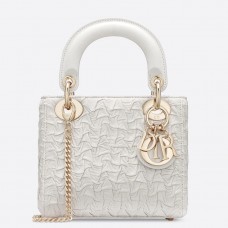 Bolso Dior Lady Dior Mini Chain en piel de cordero ondulada blanca.