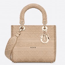 Bolso Dior Medium Lady D-Lite en lona bordada color beige.