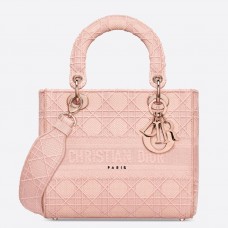 Bolso Dior Medium Lady D-Lite en lona rosa bordada.