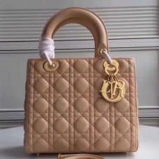 Bolso Lady Dior mediano de Dior en piel de cordero color albaricoque. Bolso Lady Dior mediano de Dior en piel de cordero color albaricoque.