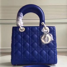Bolso Lady Dior mediano de Dior en piel de cordero azul. Bolso Lady Dior mediano de Dior en piel de cordero azul.