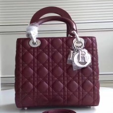 Bolso Lady Dior mediano de Dior en piel de cordero color burdeos.