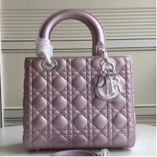 Bolso Lady Dior mediano de Dior en piel de cordero color champán. Bolso Lady Dior mediano de Dior en piel de cordero color champán.