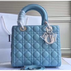 Bolso Lady Dior mediano de Dior en piel de cordero color celeste.