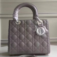 Bolso Lady Dior mediano de Dior en piel de cordero gris.