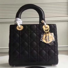 Bolso Lady Dior mediano de Dior en piel de cordero negra. Bolso Lady Dior mediano de Dior en piel de cordero negra.