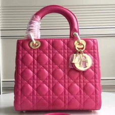Bolso Lady Dior mediano de Dior en piel de cordero color rosa. Bolso Lady Dior mediano de Dior en piel de cordero color rosa.