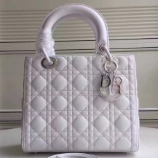 Bolso Lady Dior mediano de Dior en piel de cordero blanca. Bolso Lady Dior mediano de Dior en piel de cordero blanca.