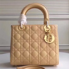 Bolso Lady Dior mediano de Dior en piel charol color albaricoque.