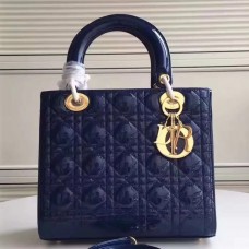 Bolso Lady Dior mediano de Dior en piel charol azul. Bolso Lady Dior mediano de Dior en piel charol azul.