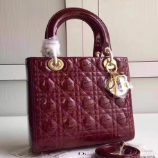 Bolso Lady Dior mediano de Dior en piel charol burdeos. Bolso Lady Dior mediano de Dior en piel charol burdeos.