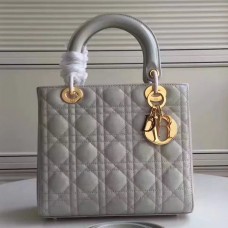 Bolso Lady Dior mediano de Dior en piel charol azul claro. Bolso Lady Dior mediano de Dior en piel charol azul claro.