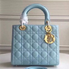 Bolso Lady Dior mediano de Dior en piel charol color celeste.