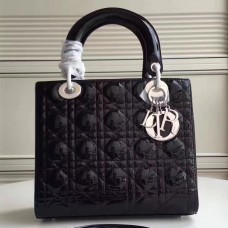 Bolso Lady Dior mediano de Dior en piel charol negra. Bolso Lady Dior mediano de Dior en piel charol negra.